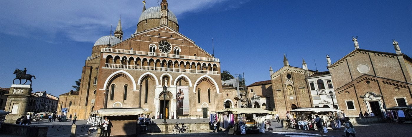 Milano şehir manzarası ve Duomo katedrali